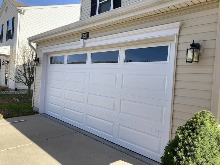 White garage door with windows, house number 552.
